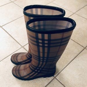 EUC Burberry boots. 36